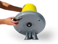 Krmítko tubusové závěsné plastové s víkem, s nožkami, žluté