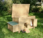 Kurník s otevřenými dvířky a střechou pro údržbu