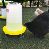 Napáječka plastová s rukojetí, s nožkami, žlutá